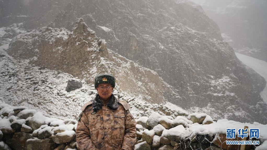 某边防团官兵在“大好河山 寸土不让”标语前举行重温入党誓词仪式（资料照片）。新华社发（郑晓林 摄）